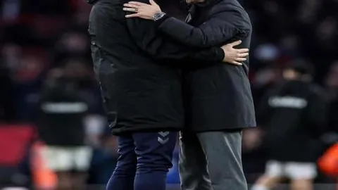 伊万发布会结束停留，沙特主帅送别方才离开。